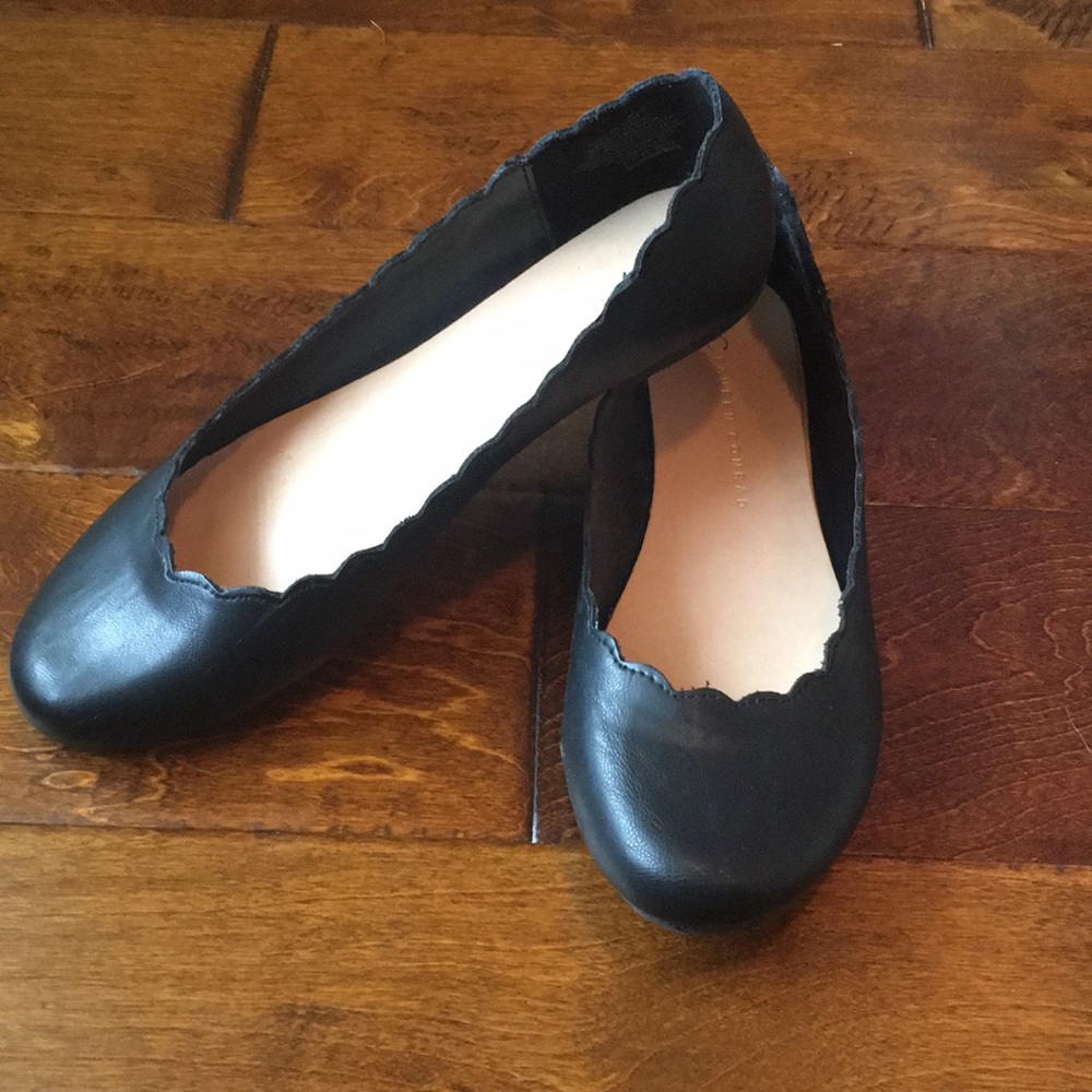 Scallop edge black ballet flats